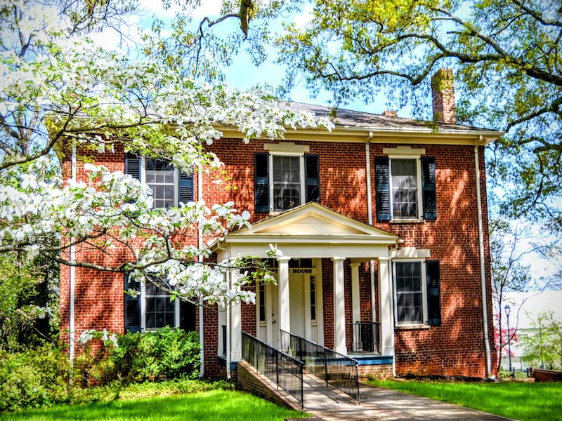 Historic Lustrat House